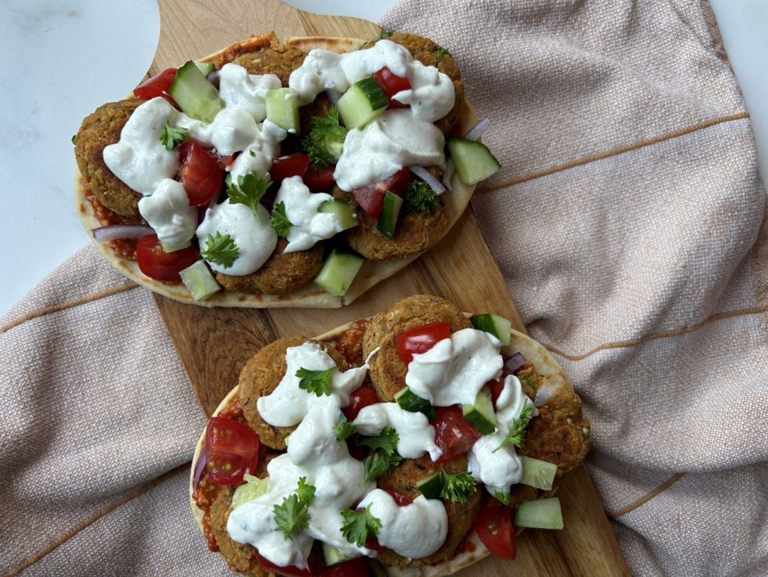 Flatbread met muhammara en zelfgemaakte falafel