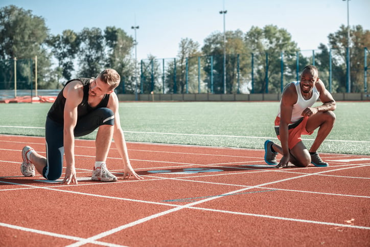 Twee mannen staan klaar om te rennen