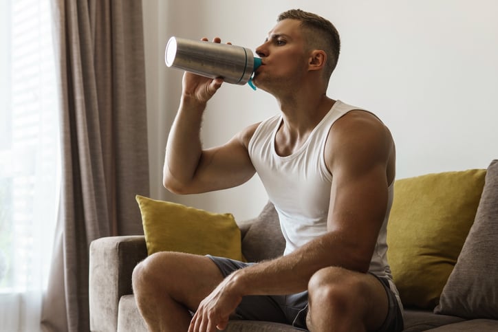 Man drinkt shake op de bank