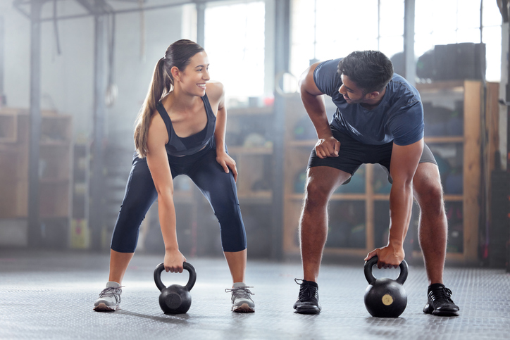 Man en vrouw aan het sporten