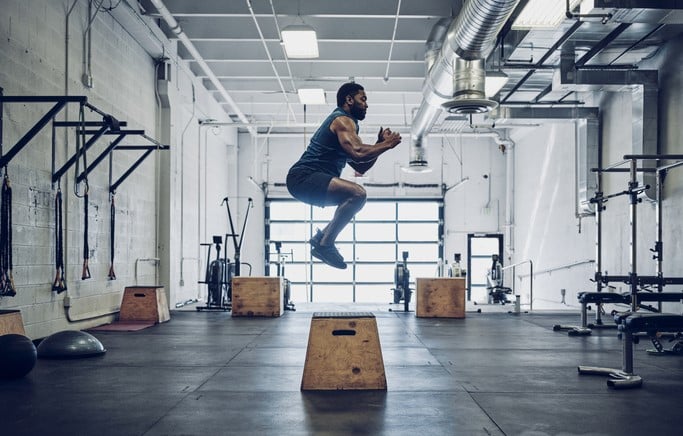 Man doet oefening in de sportschool