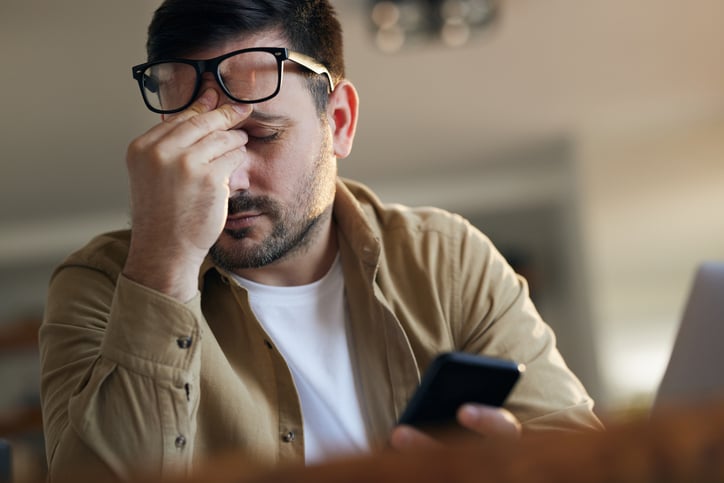 Man-kijkt-naar-telefoon