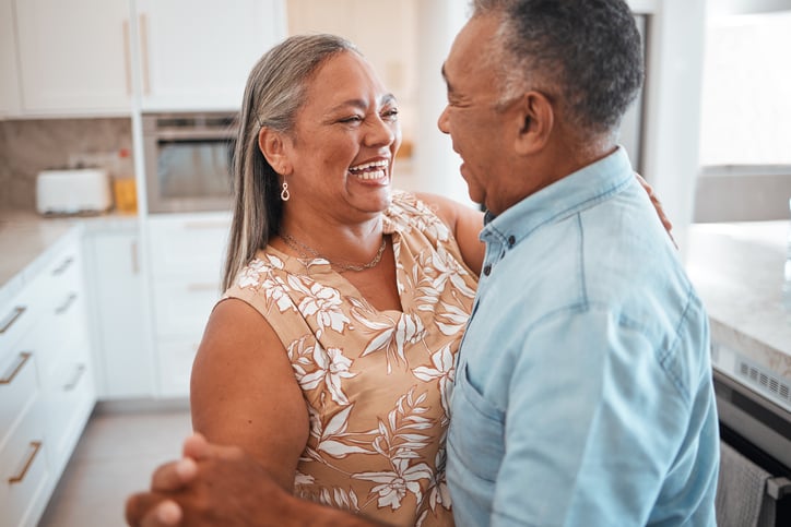 Man en vrouw lachen naar elkaar