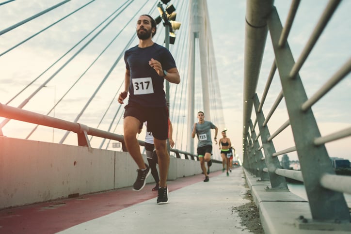 Man rent marathon over een brug