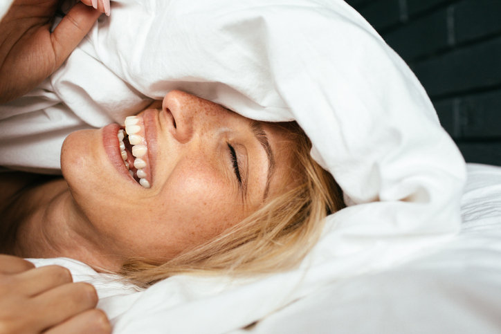 Vrouw-lach-met-kussen-op-haar-hoofd