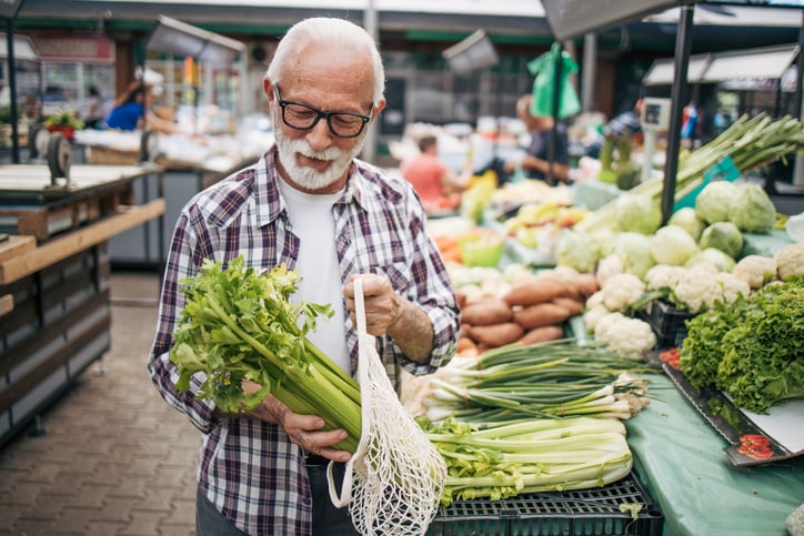 man met groente