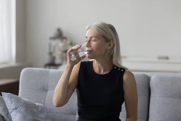 water drinkende vrouw