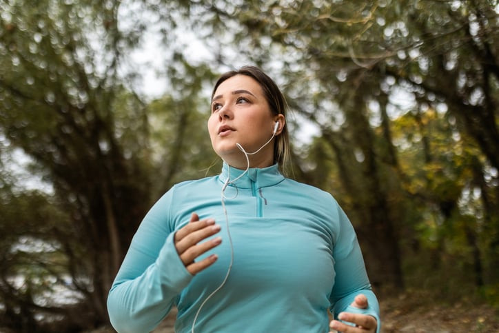 Vrouw aan het hardlopen in het bos