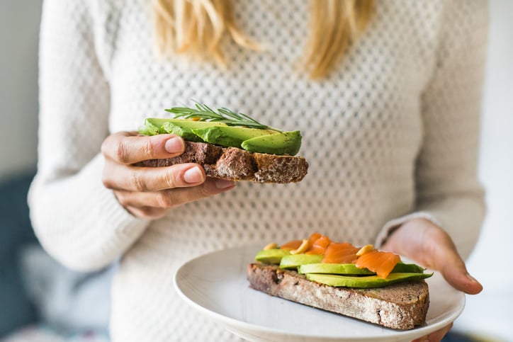 Broodje met avocado en zalm