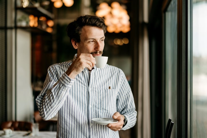 man-drinkt-koffie