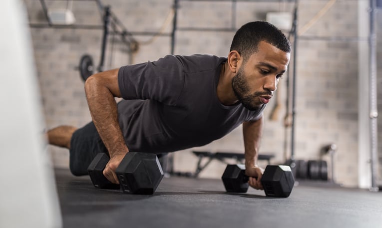 man-doet-push-up-met-gewichten