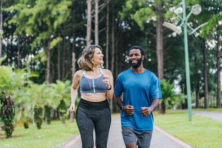 man-en-vrouw-die-hardlopen