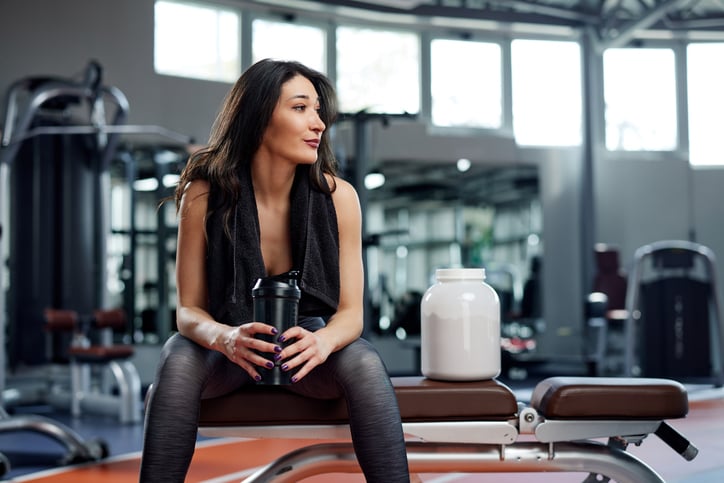 Vrouw zit in de sportschool