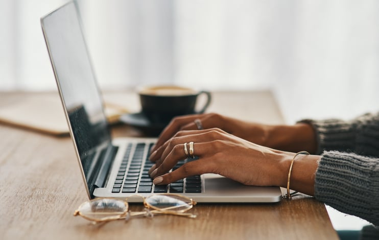 vrouwen-handen-typen-op-laptop