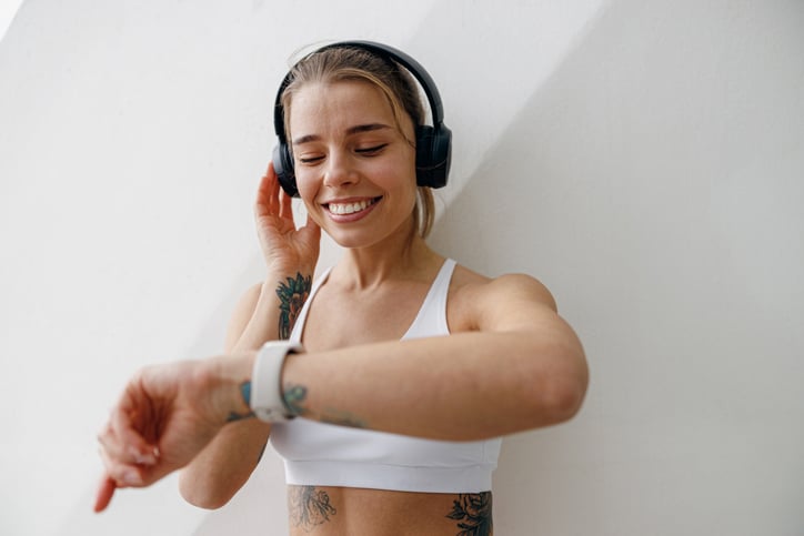 Vrouw aan het sporten kijkend op horloge