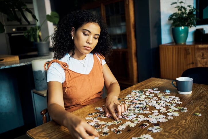 Vrouw aan het puzzelen