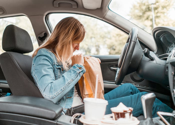 vrouw-eet-mcdonalds