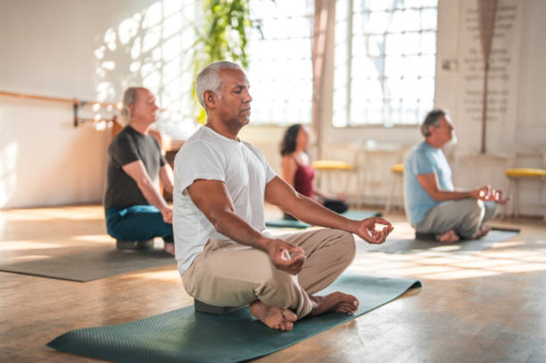 Groep mensen doet aan yoga