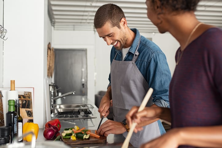 Man en vrouw samen aan het koken