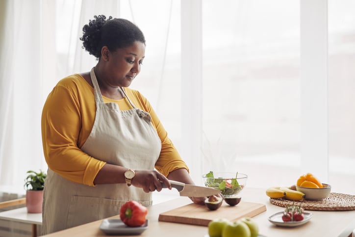 Vrouw maakt eten klaar